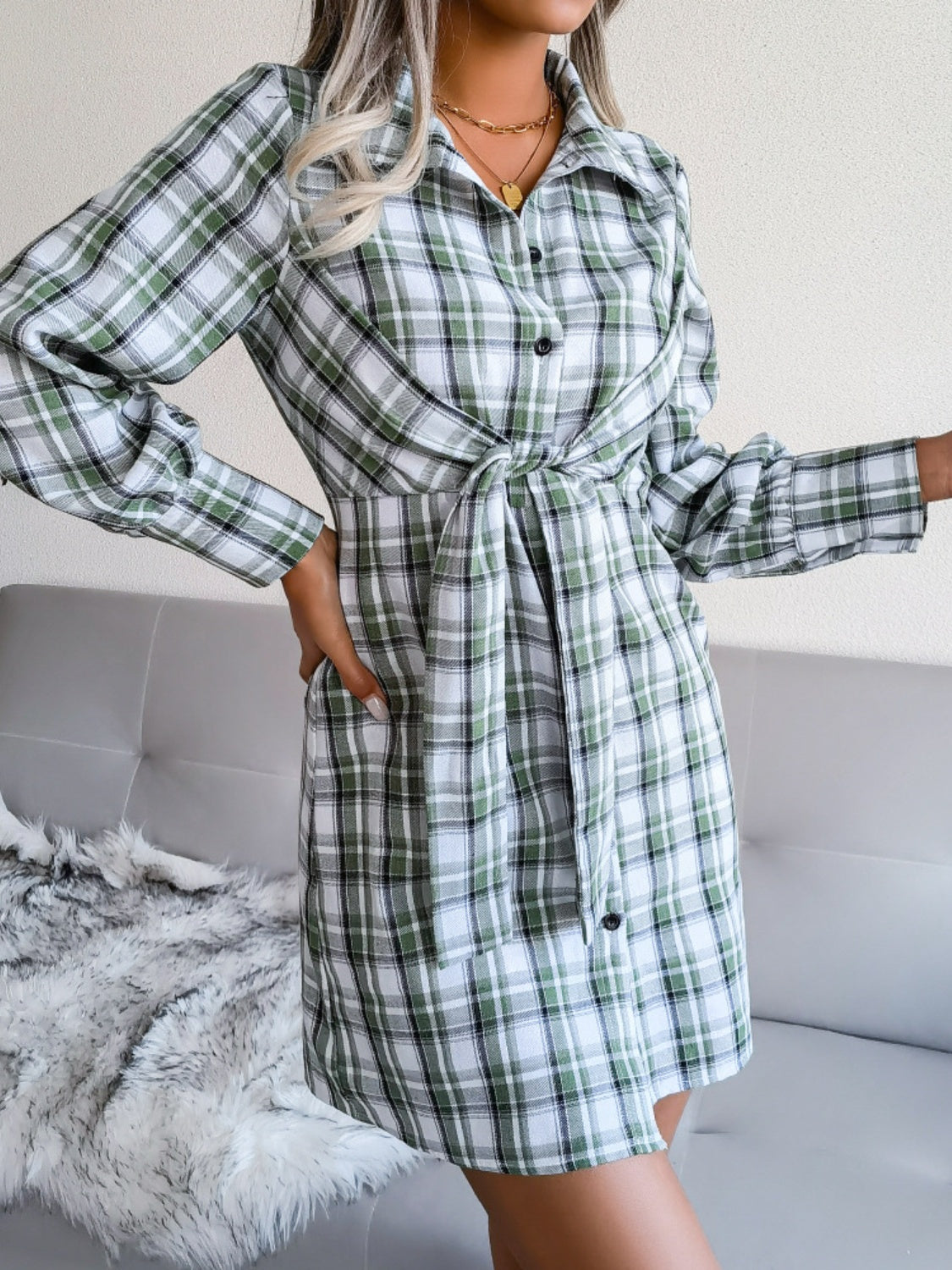 Robe chemise courte à carreaux et manches longues