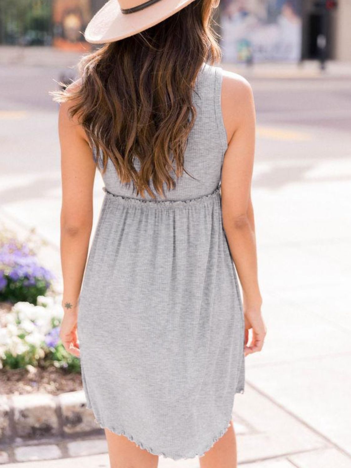 Robe sans manches à col rond et volants