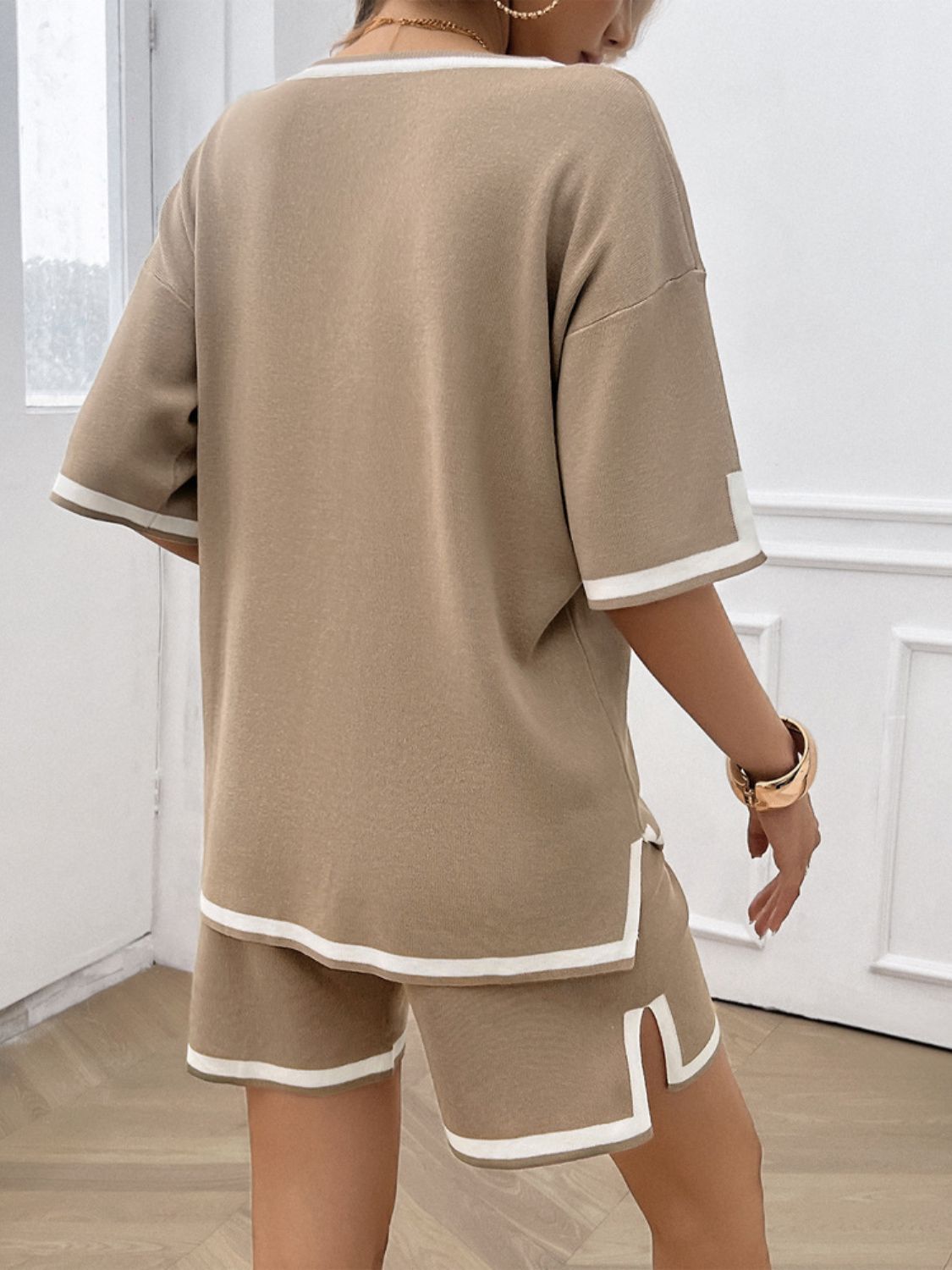 Ensemble haut et short à col en V et bordure contrastée