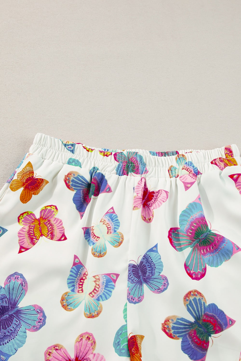 Ensemble haut à manches mi-longues et short papillon