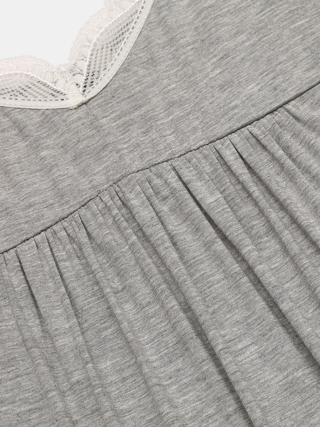 Robe longue à col en V et détails en dentelle