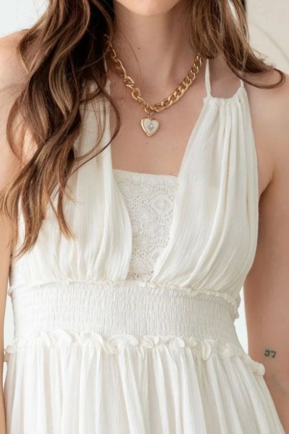 Robe à volants et dos nu en dentelle graine de moutarde