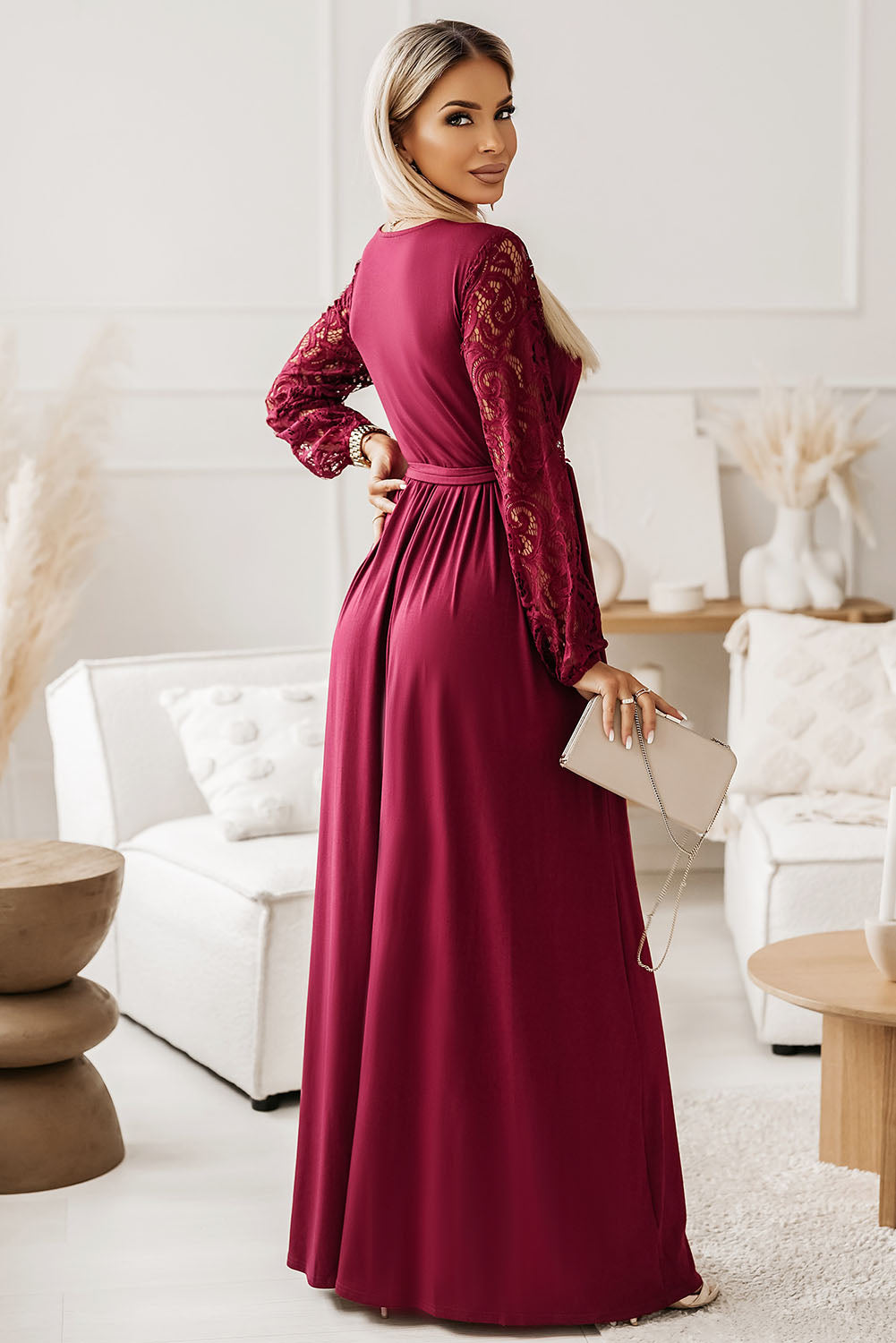 Robe longue à volants et détails en dentelle, nouée à la taille