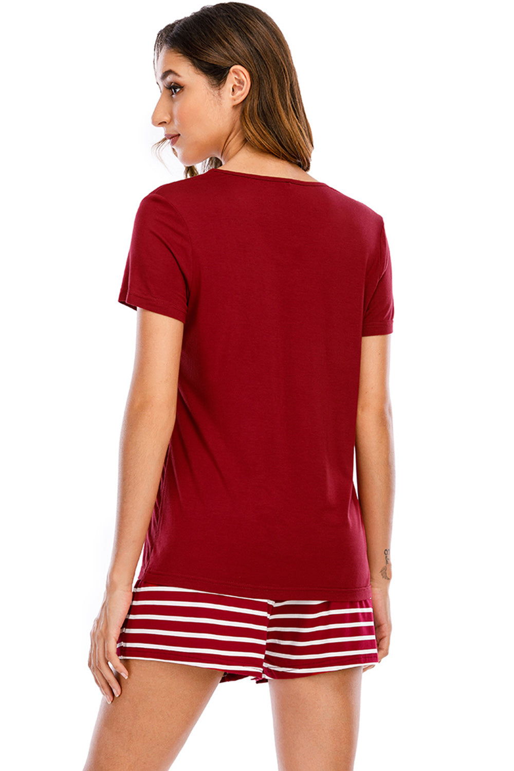 Ensemble de détente avec haut à col rond graphique et short rayé