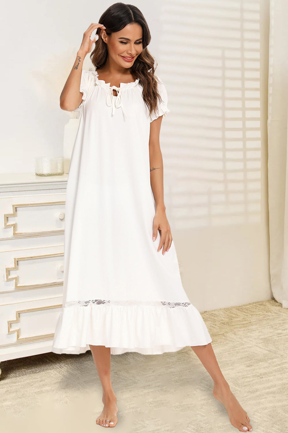 Robe de détente à manches courtes et détails en dentelle