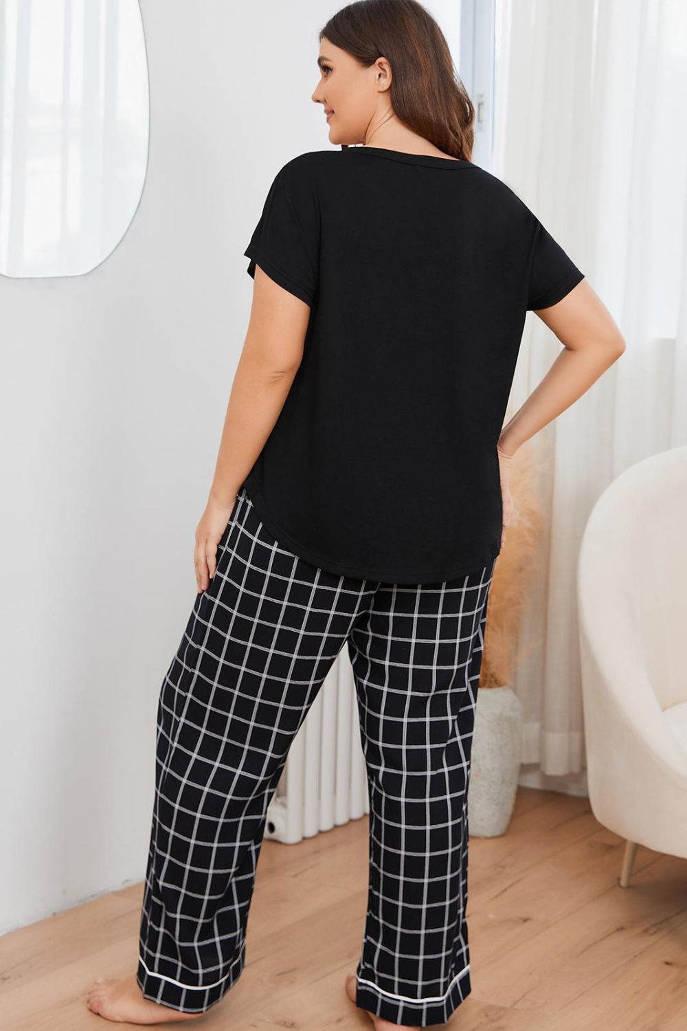 Ensemble de détente grande taille avec haut à col en V et pantalon à carreaux