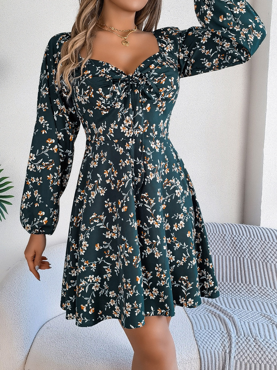 Mini-robe imprimée à col en cœur et manches ballon