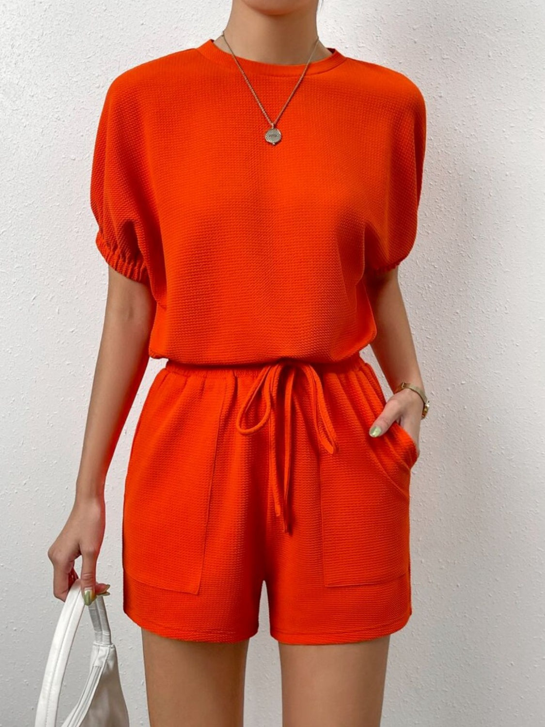 Ensemble de détente composé d'un t-shirt col rond en tricot gaufré et d'un short à poches