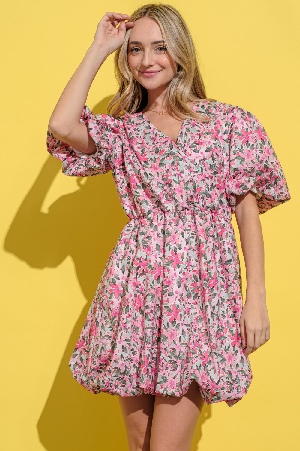 Et le pourquoi - Robe à manches bouffantes et à surplis fleuris grande taille