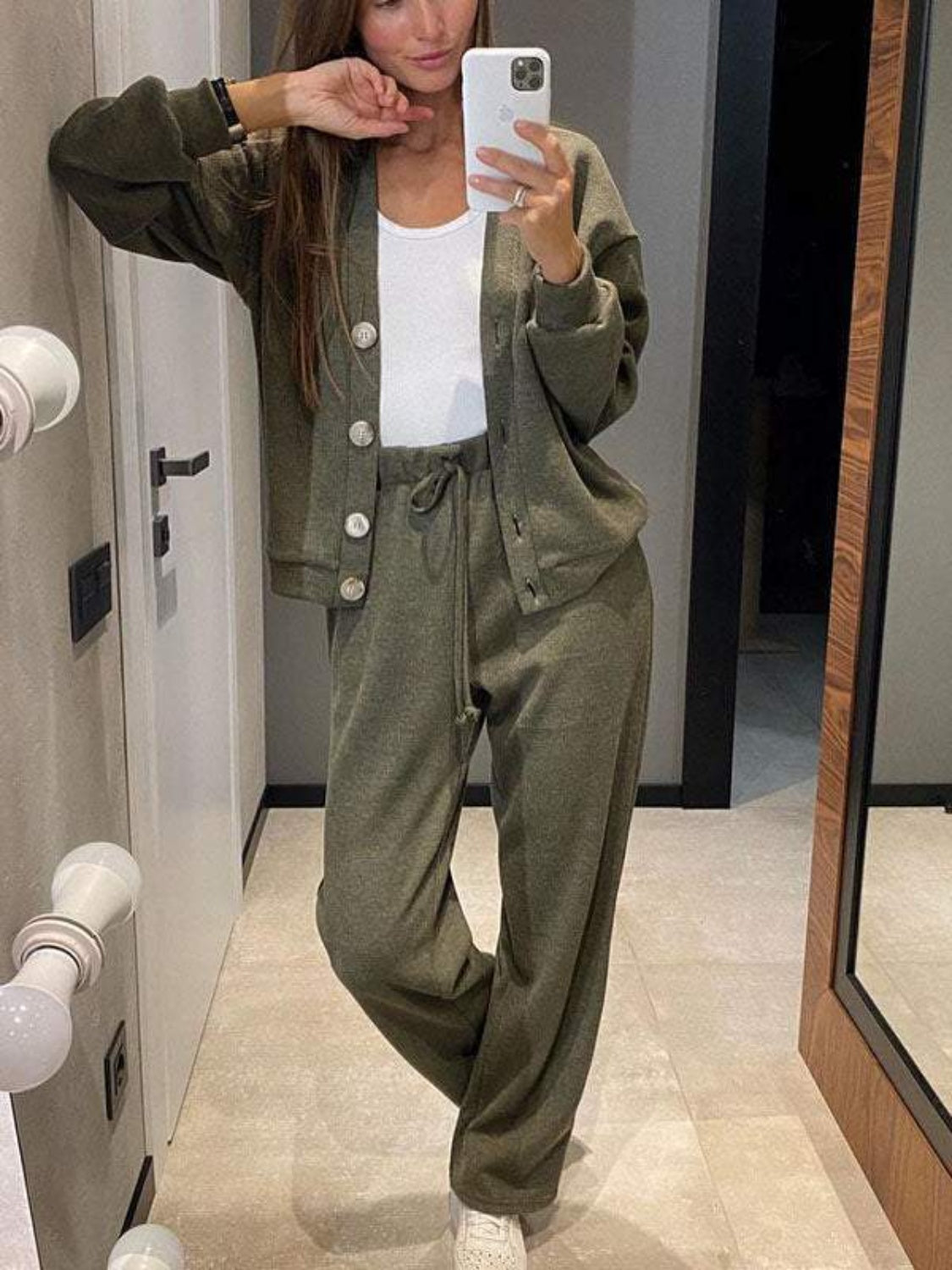 Ensemble haut à manches longues et pantalon boutonnés pleine grandeur
