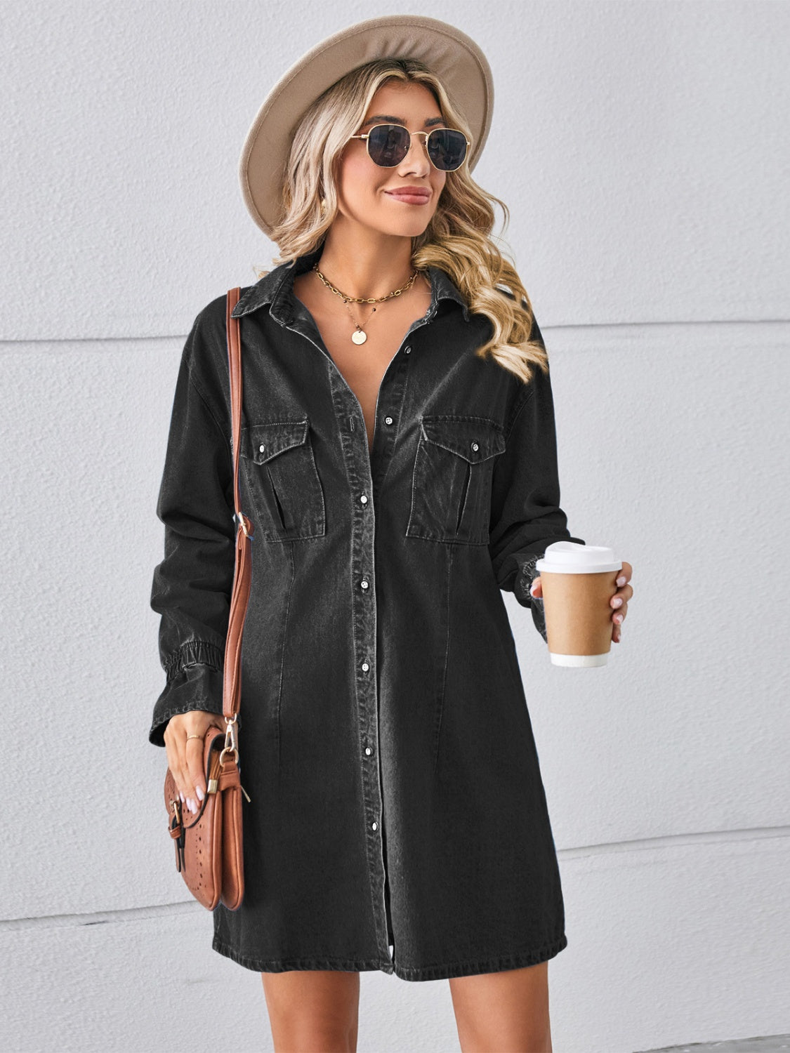 Mini-robe en jean à poches et épaules tombantes