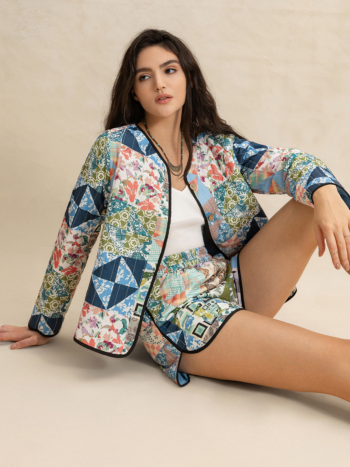 Ensemble short et survêtement à manches longues et boutons imprimés