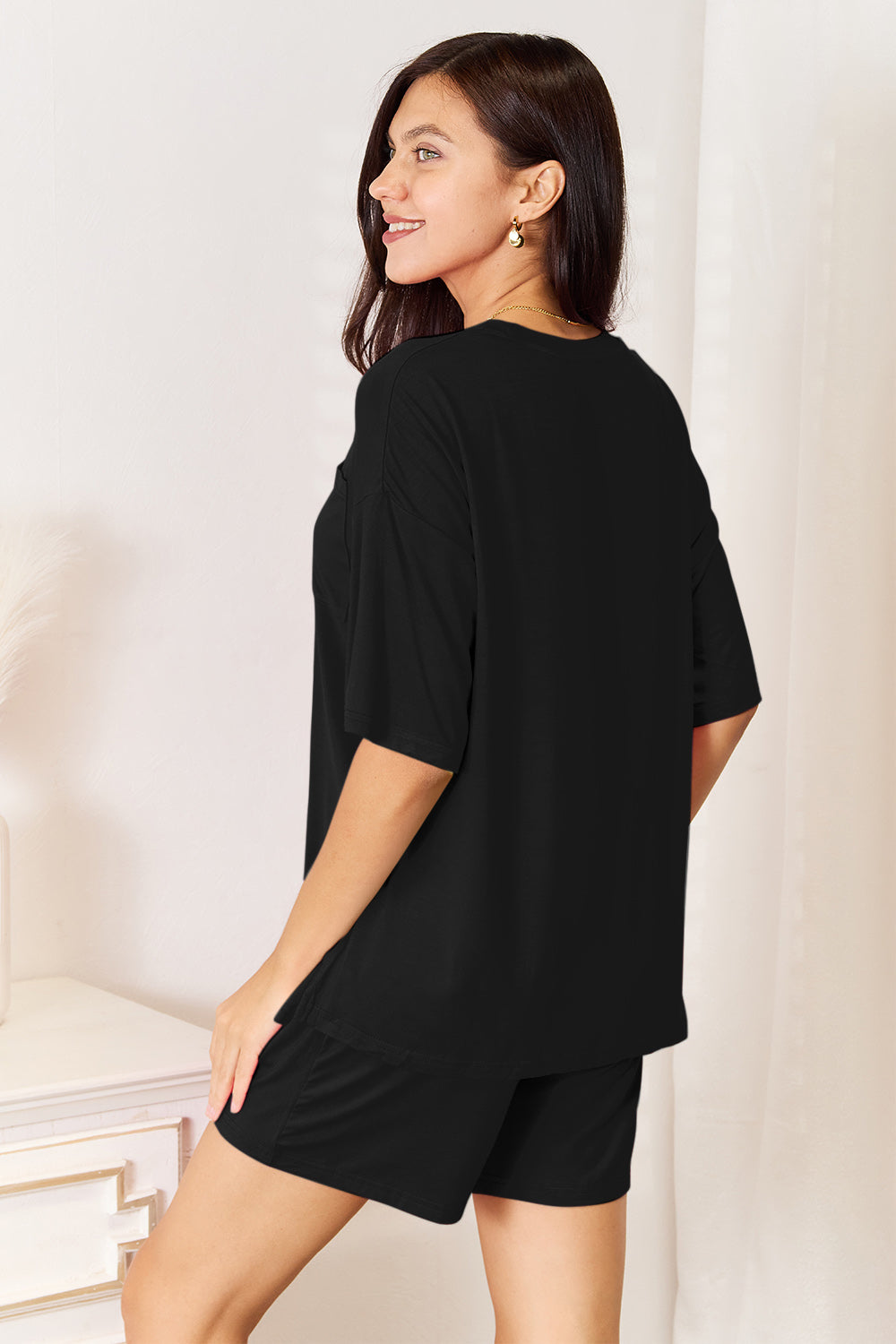 Ensemble t-shirt et short basiques Bae Bamboo à col rond et épaules tombantes