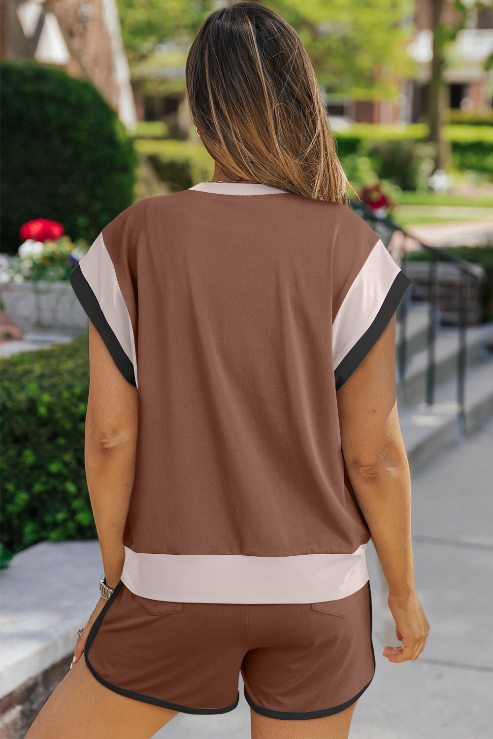 Ensemble haut et short à col rond contrasté