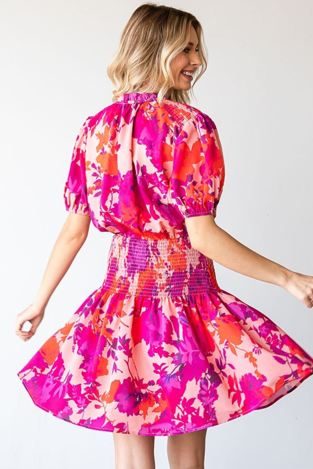 Robe courte à manches courtes et smockées à fleurs First Love