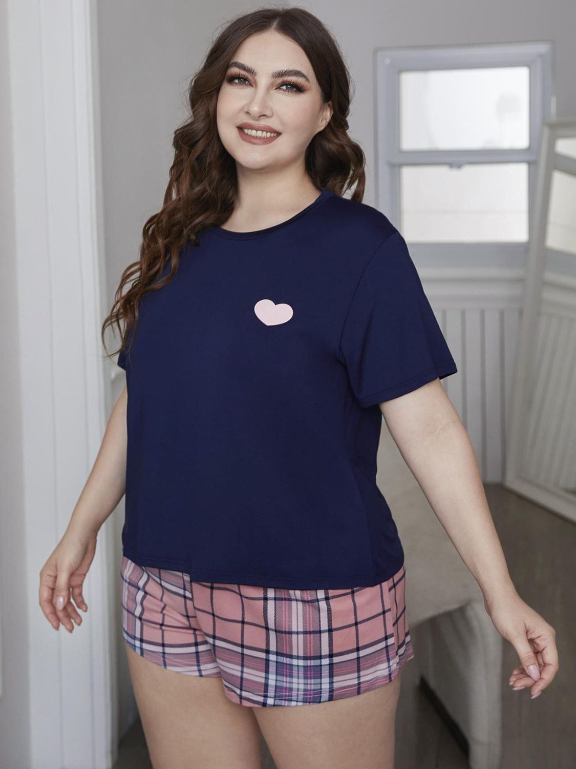 Ensemble de détente grande taille avec haut graphique en forme de cœur et short à carreaux