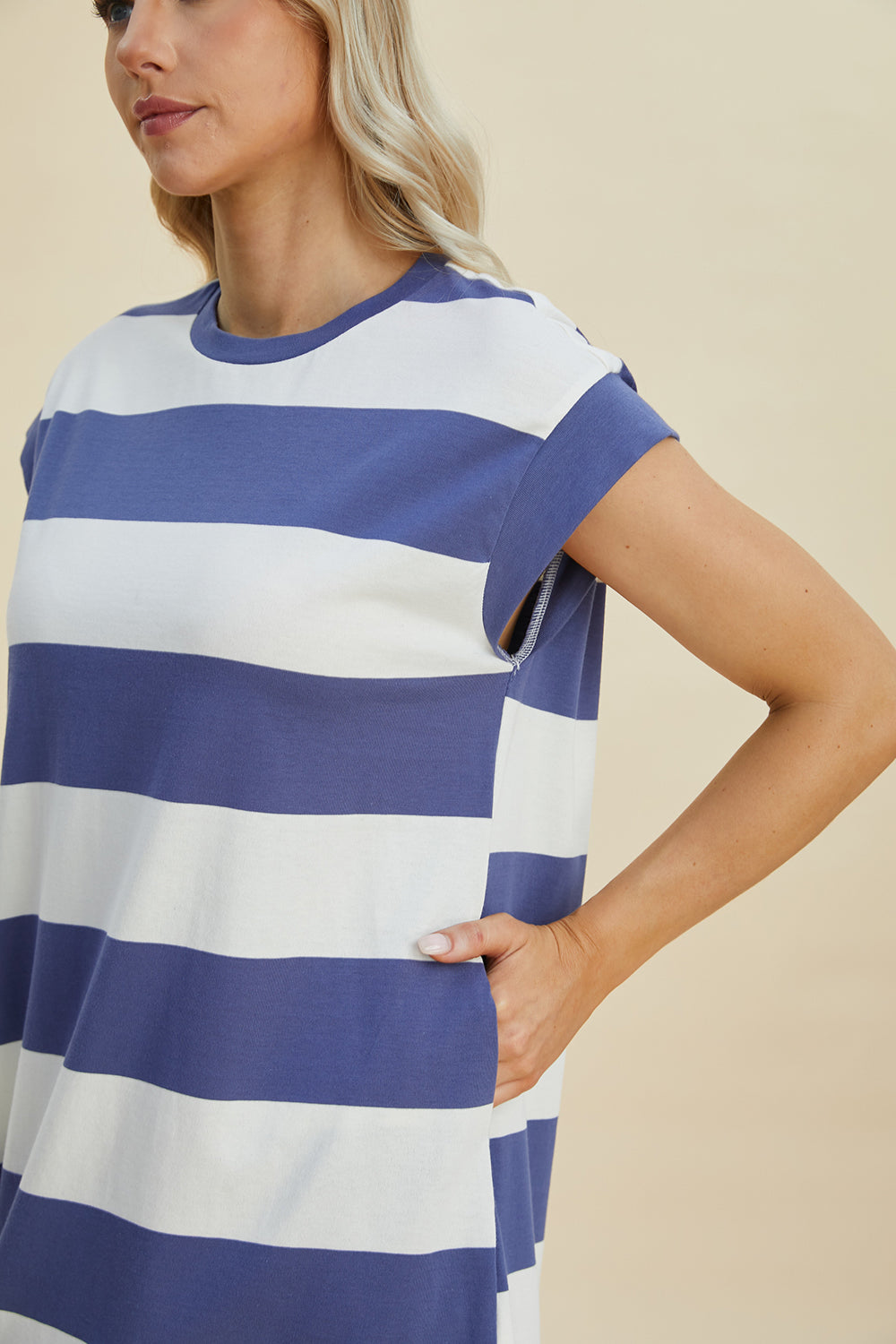 Mini-robe rayée à col rond et manches courtes Basic Bae