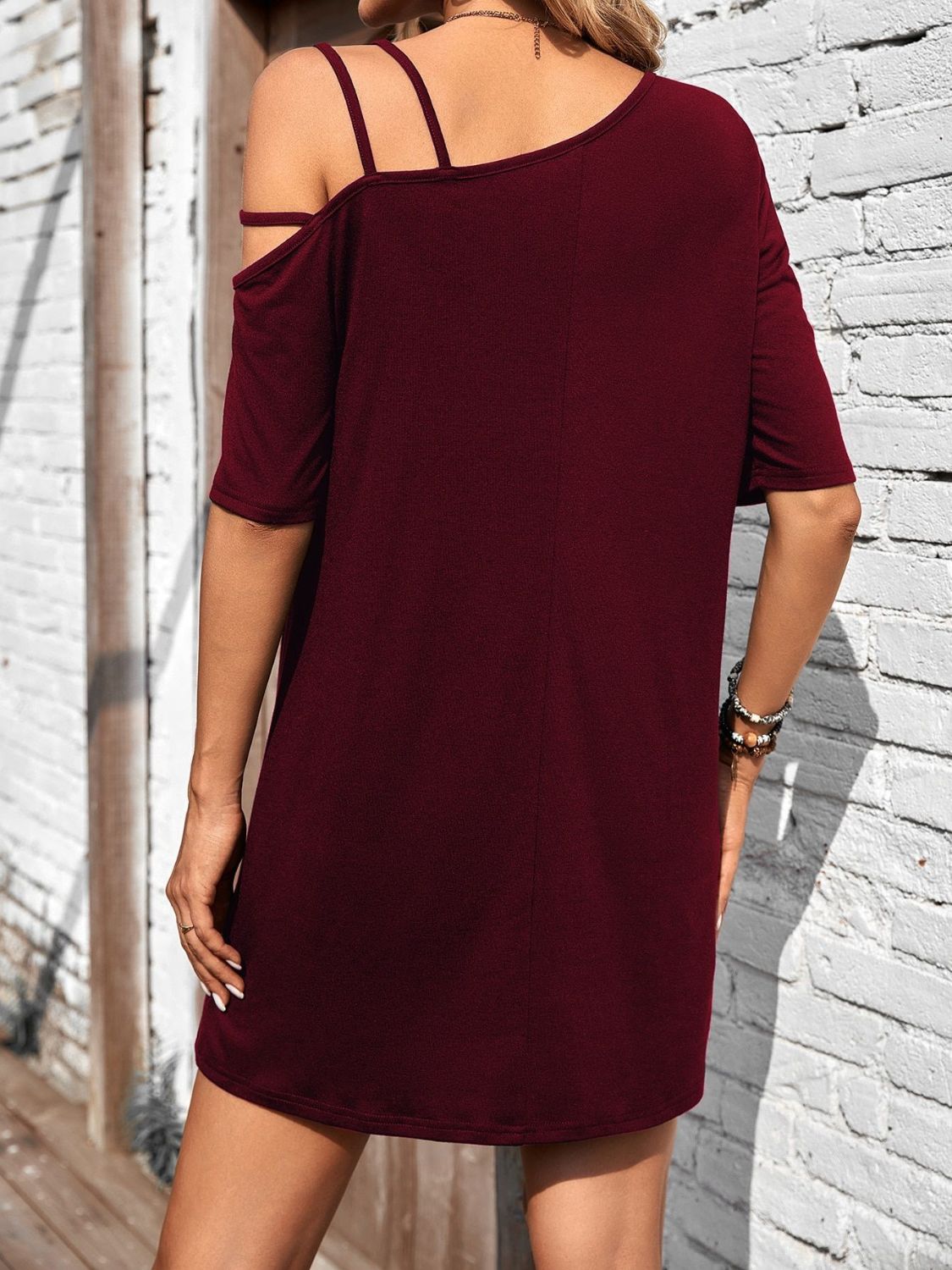 Mini-robe à col asymétrique et manches mi-longues