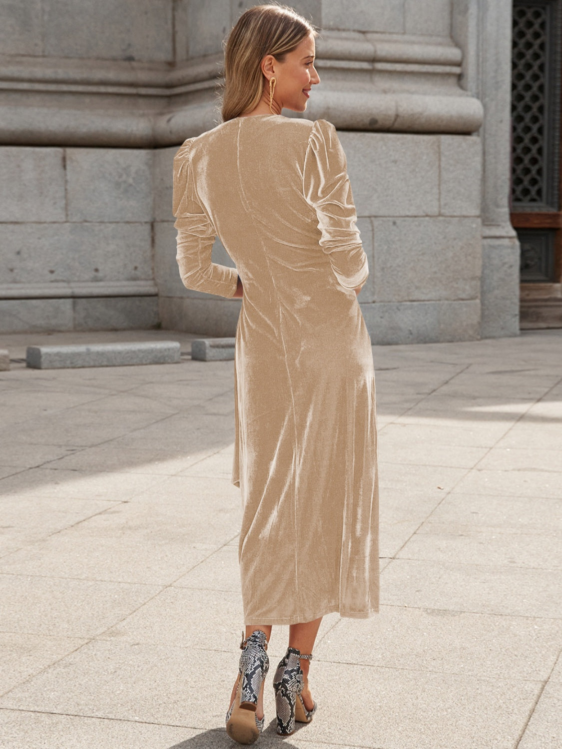 Robe mi-longue à manches bouffantes et surplis