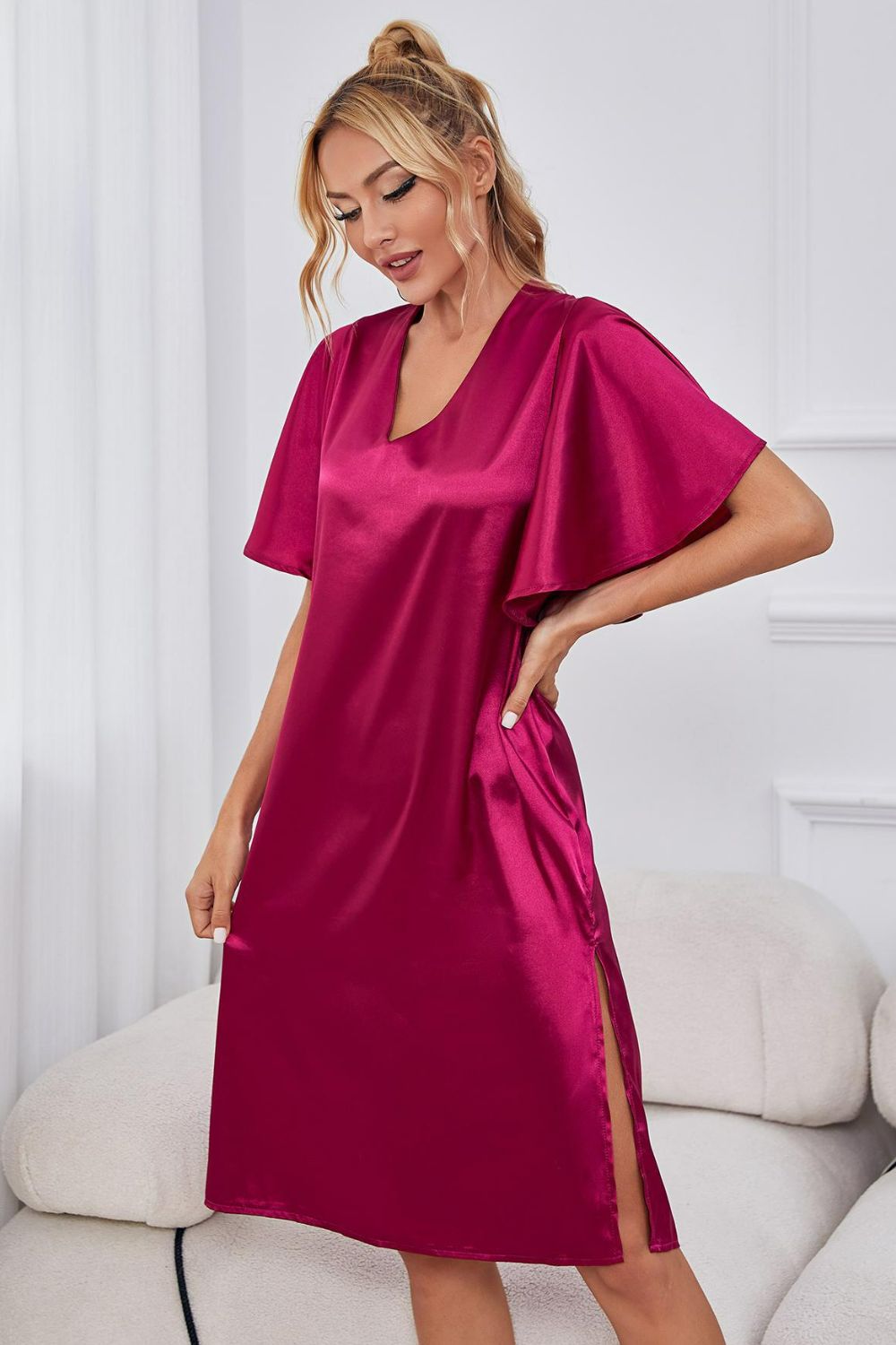 Robe de nuit en satin à manches flottantes et col en V avec fente latérale