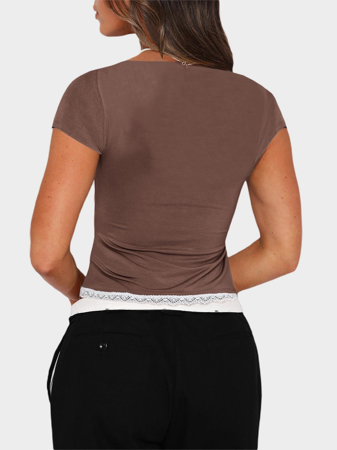 T-shirt à manches courtes et col en cœur avec détails en dentelle