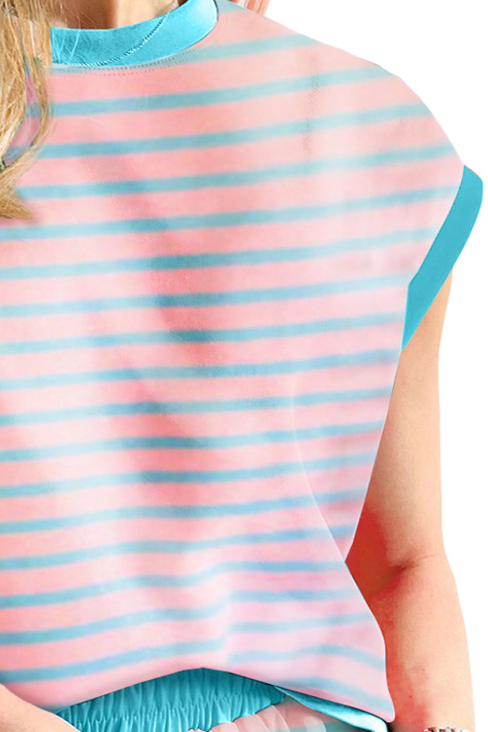 Ensemble haut et short à col rond et rayures contrastées