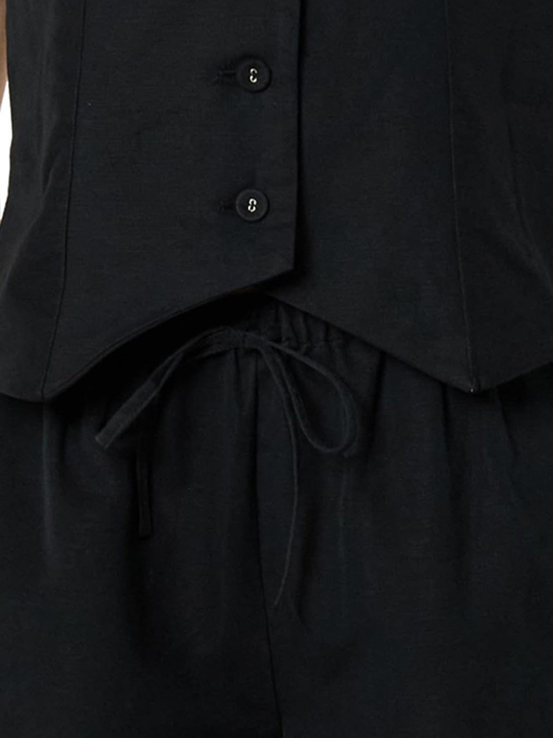 Ensemble haut boutonné à col en V et short à poches