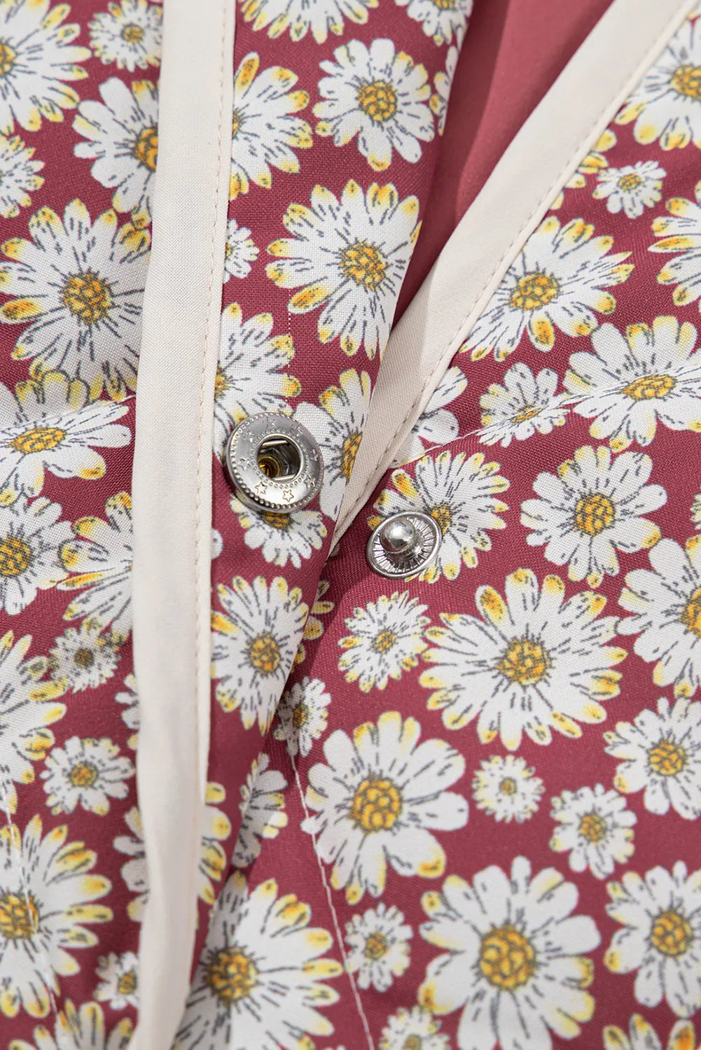Manteau à col montant et boutons-pression à fleurs
