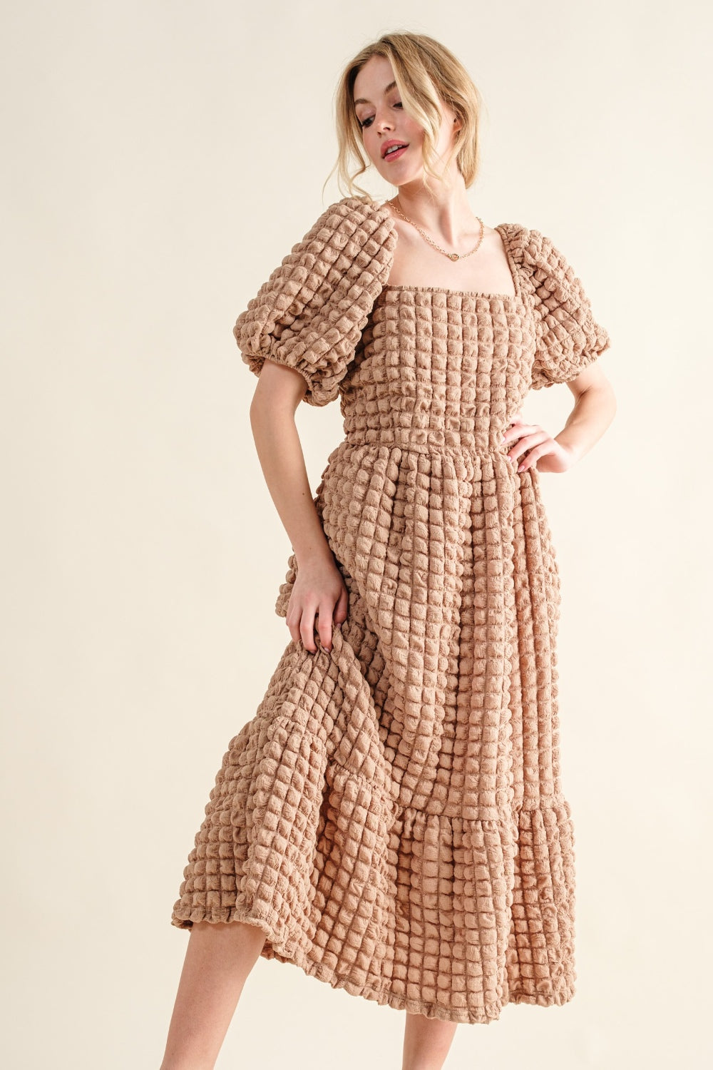 Et le pourquoi de la robe à manches bouffantes et col carré