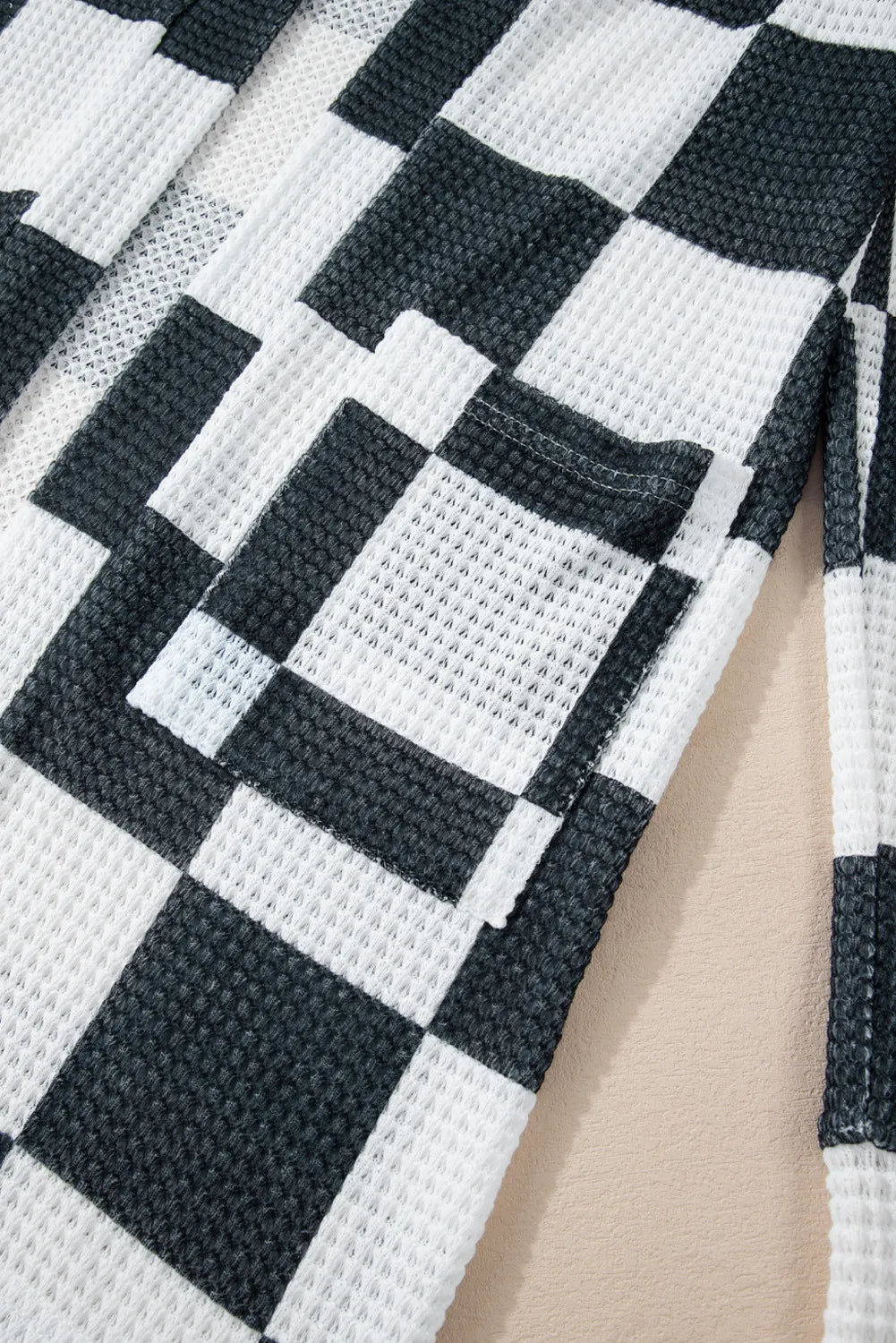 Robe cache-maillot à manches longues et à carreaux ouverte sur le devant