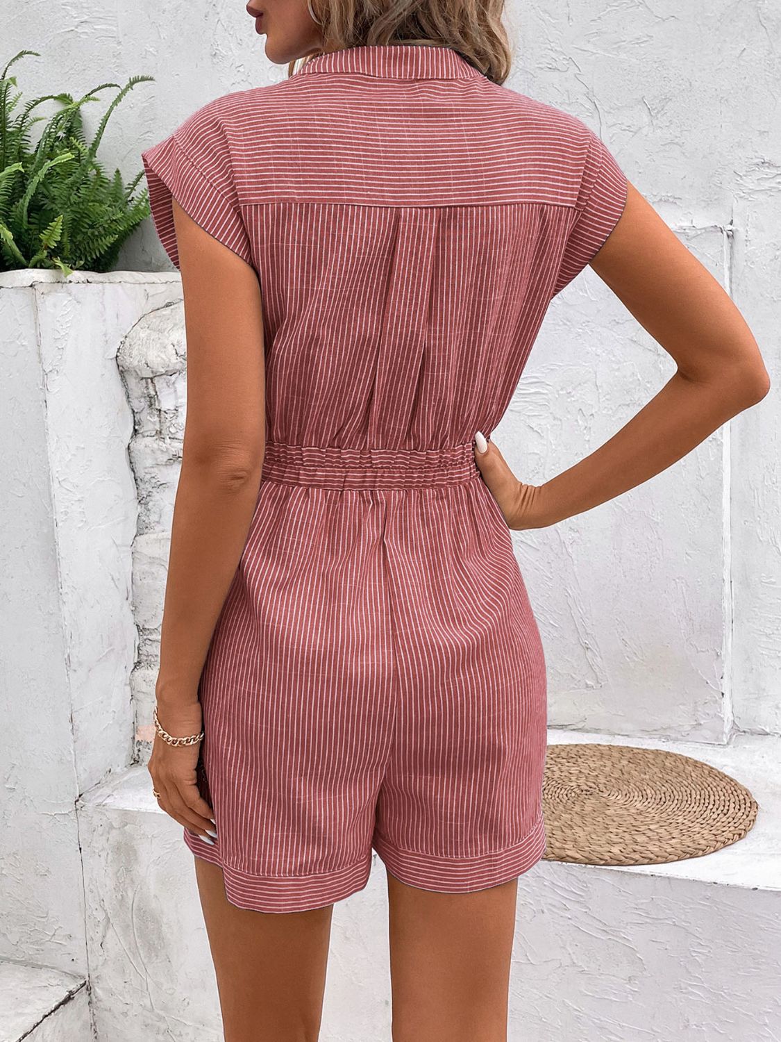 Combinaison rayée à taille nouée et crantée