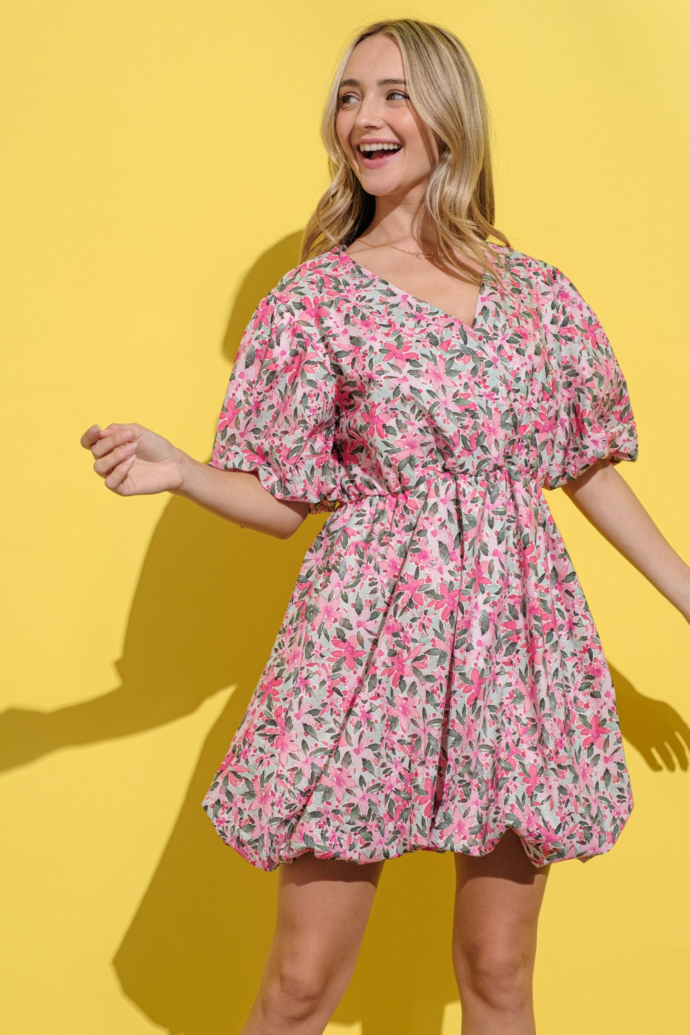 Et le pourquoi - Robe à manches bouffantes et à surplis fleuris grande taille