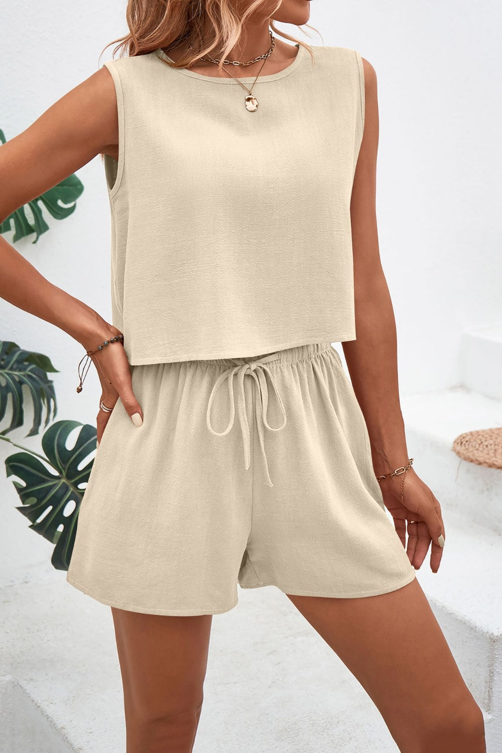 Ensemble haut à col rond et short à cordon de serrage