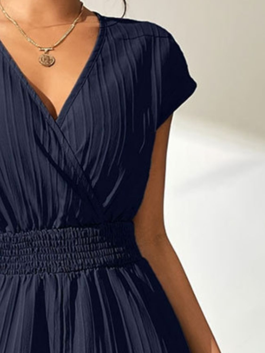 Combinaison à manches courtes avec surplis noué