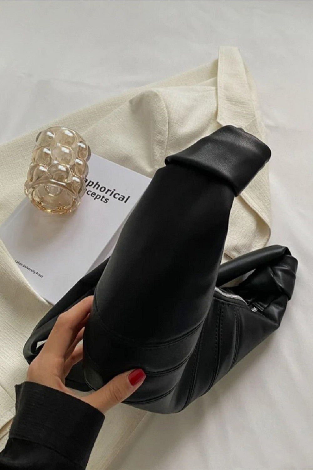 Sac bandoulière croissant en cuir vegan Zenana