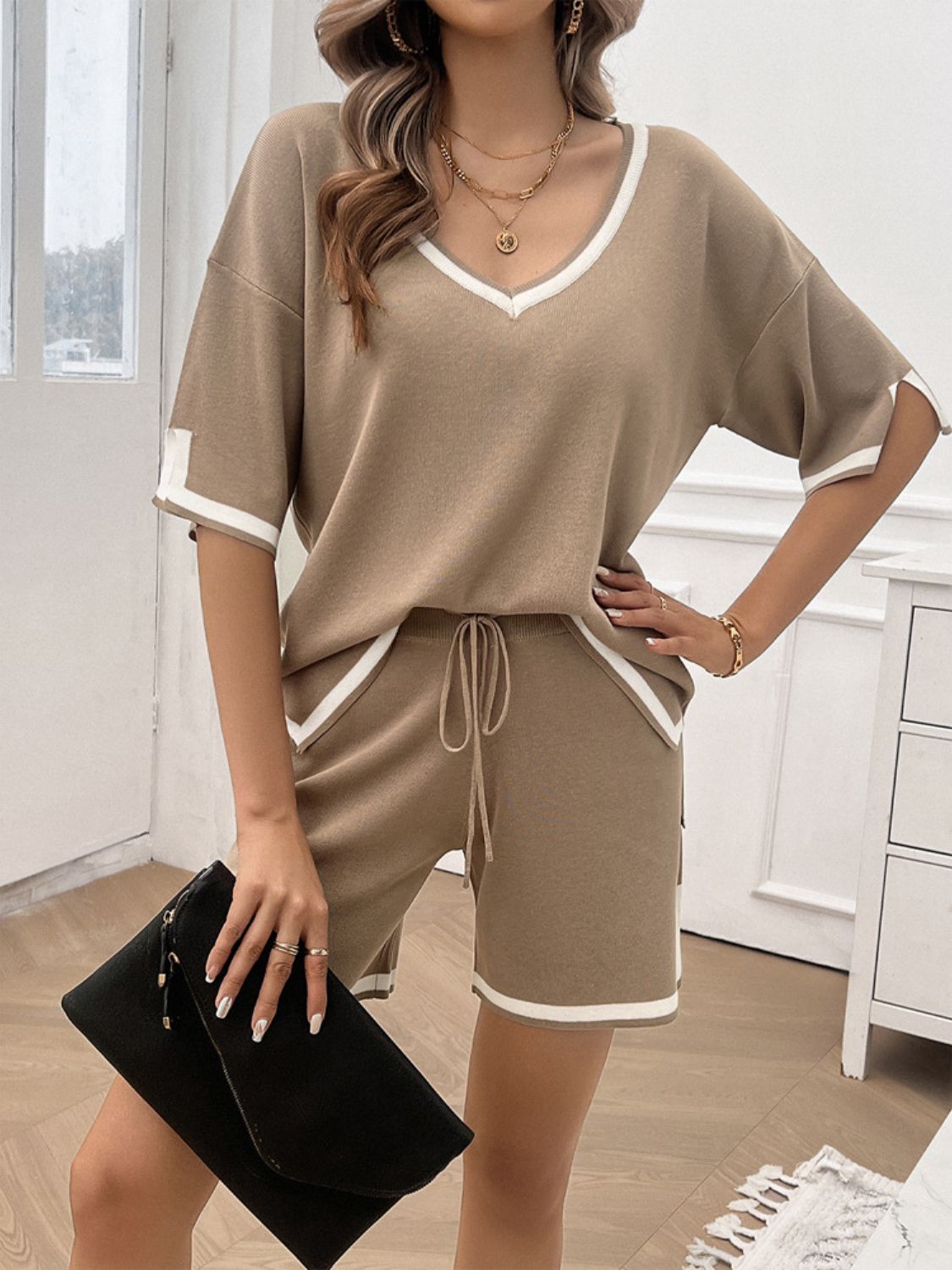 Ensemble haut et short à col en V et bordure contrastée