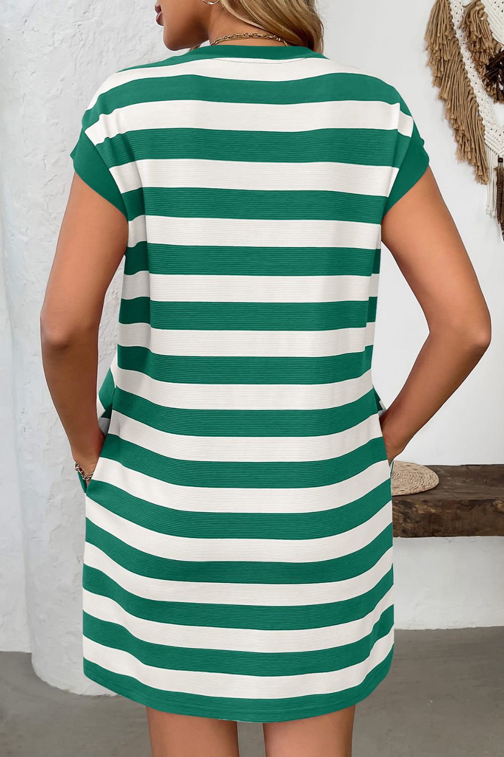 Mini-robe à rayures contrastées, col rond et manches courtes
