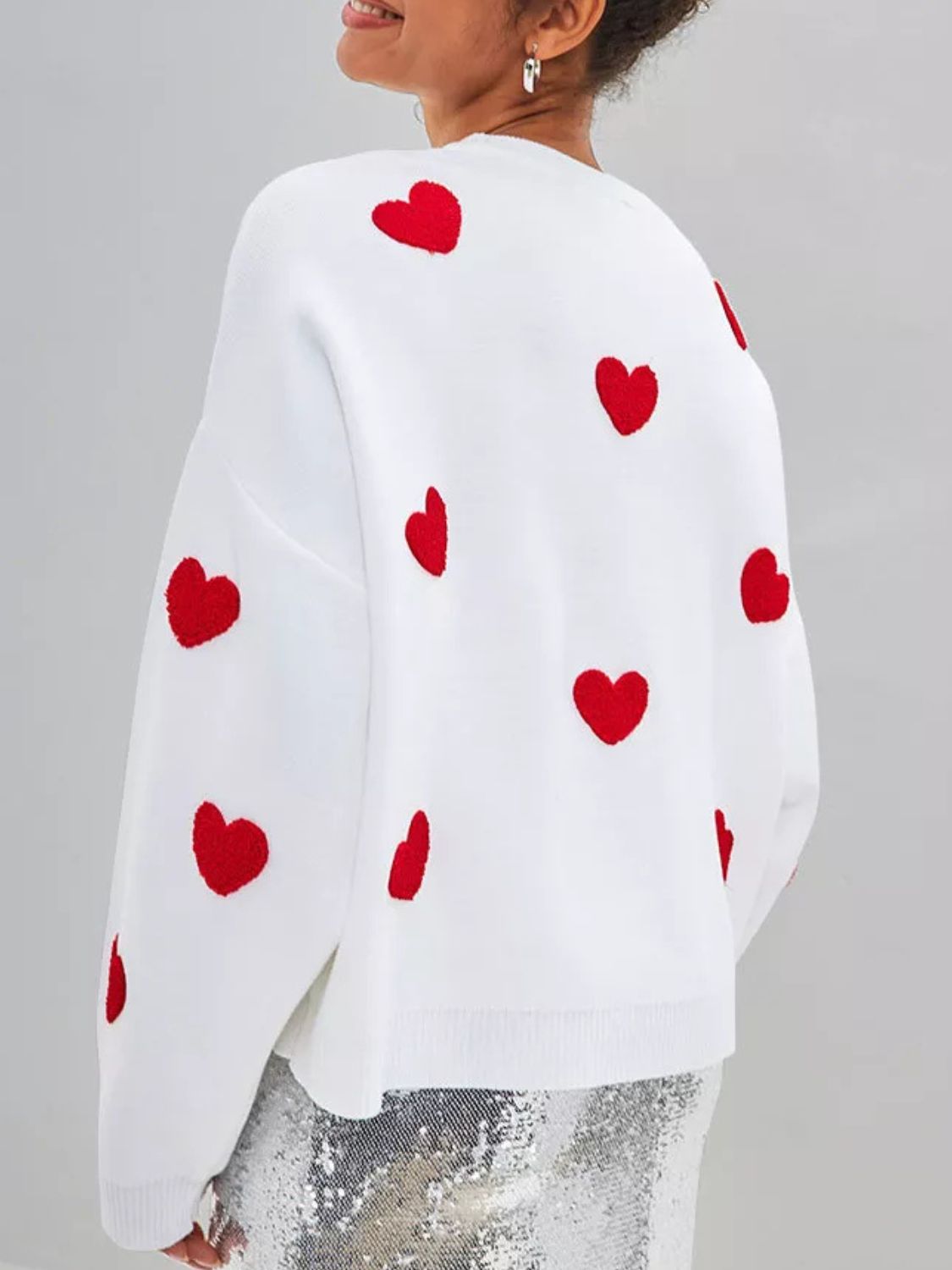Pull col rond à épaules tombantes et motif cœur