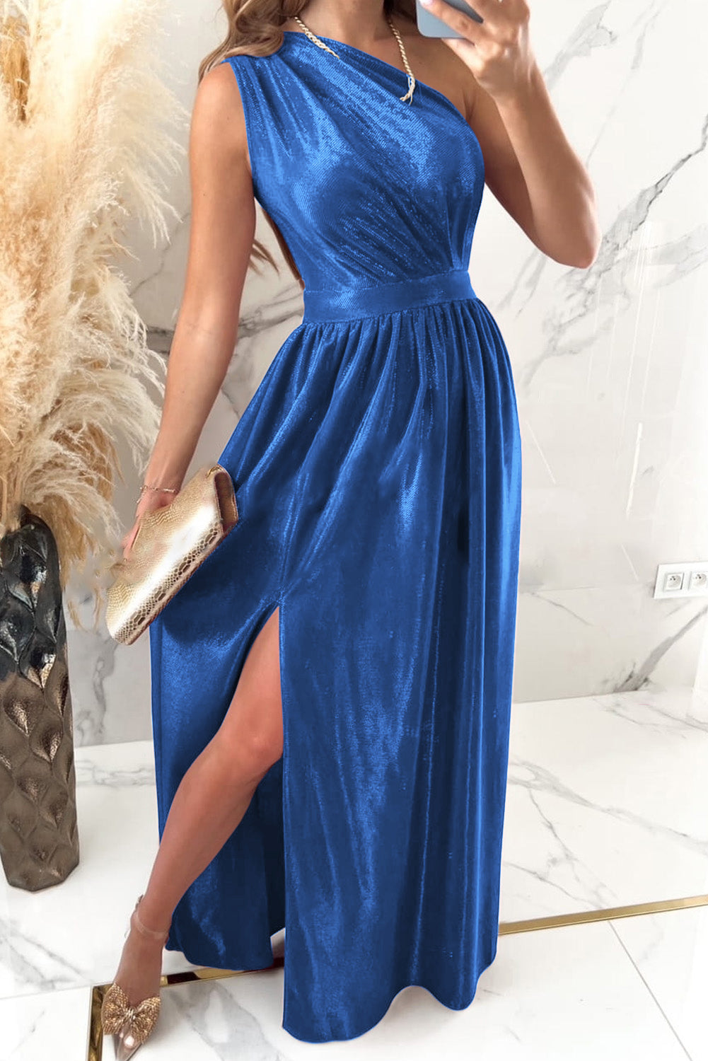Robe longue froncée fendue à une épaule
