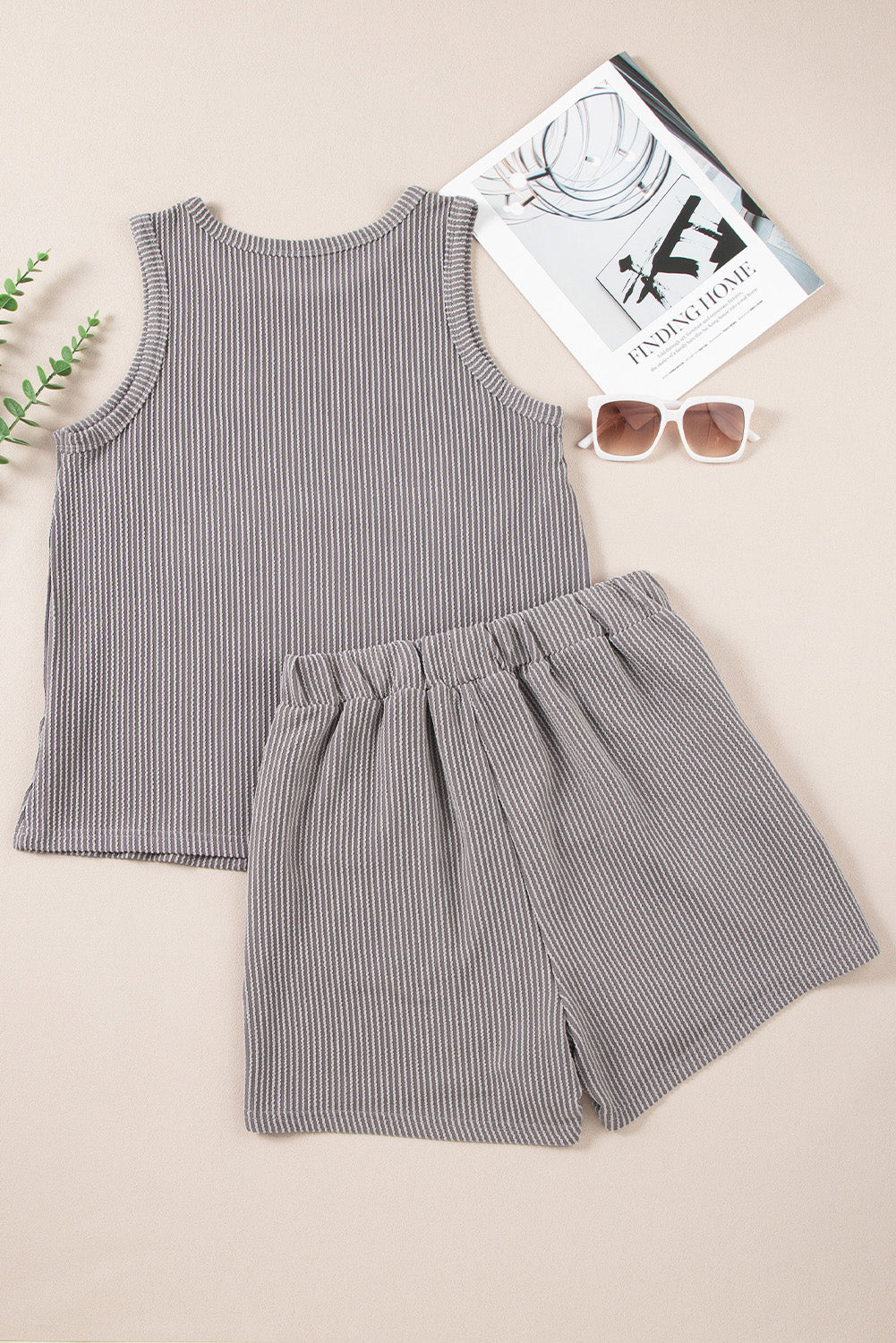 Ensemble haut sans manches et short à col rond