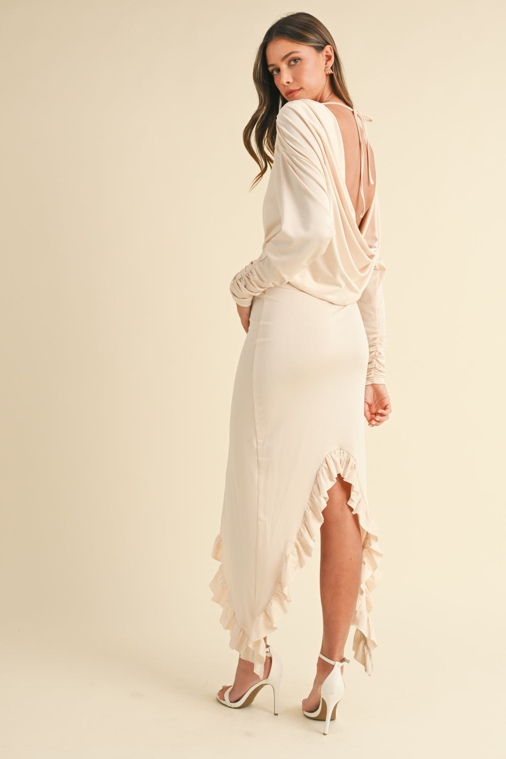 Robe dos nu asymétrique à volants Mable