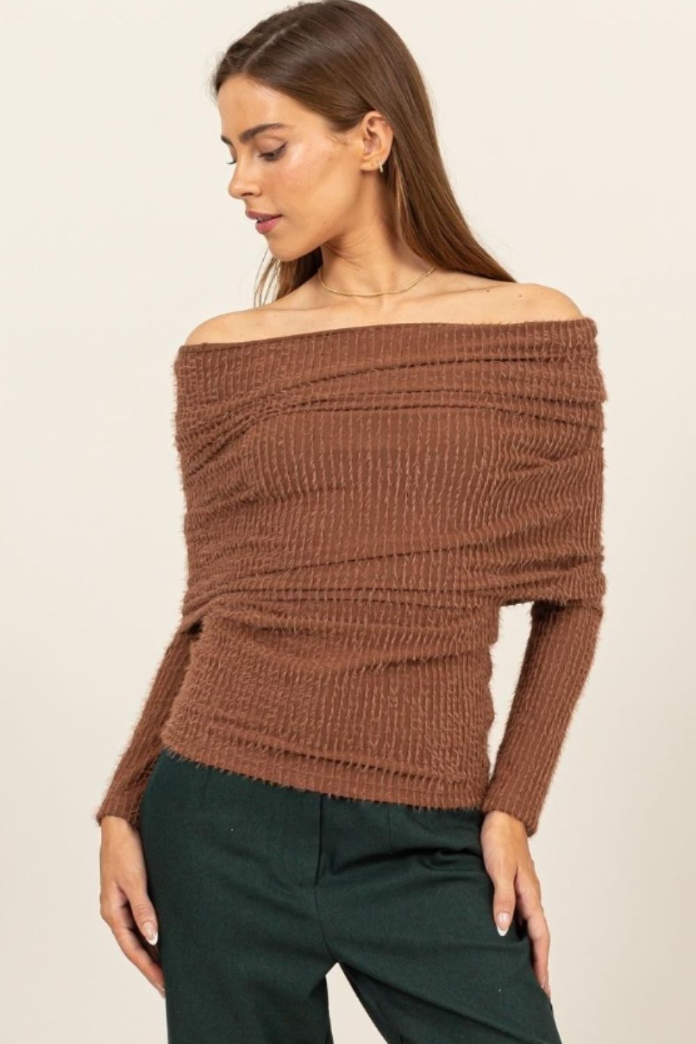 Haut en tricot texturé à épaules dénudées et duveteux HYFVE