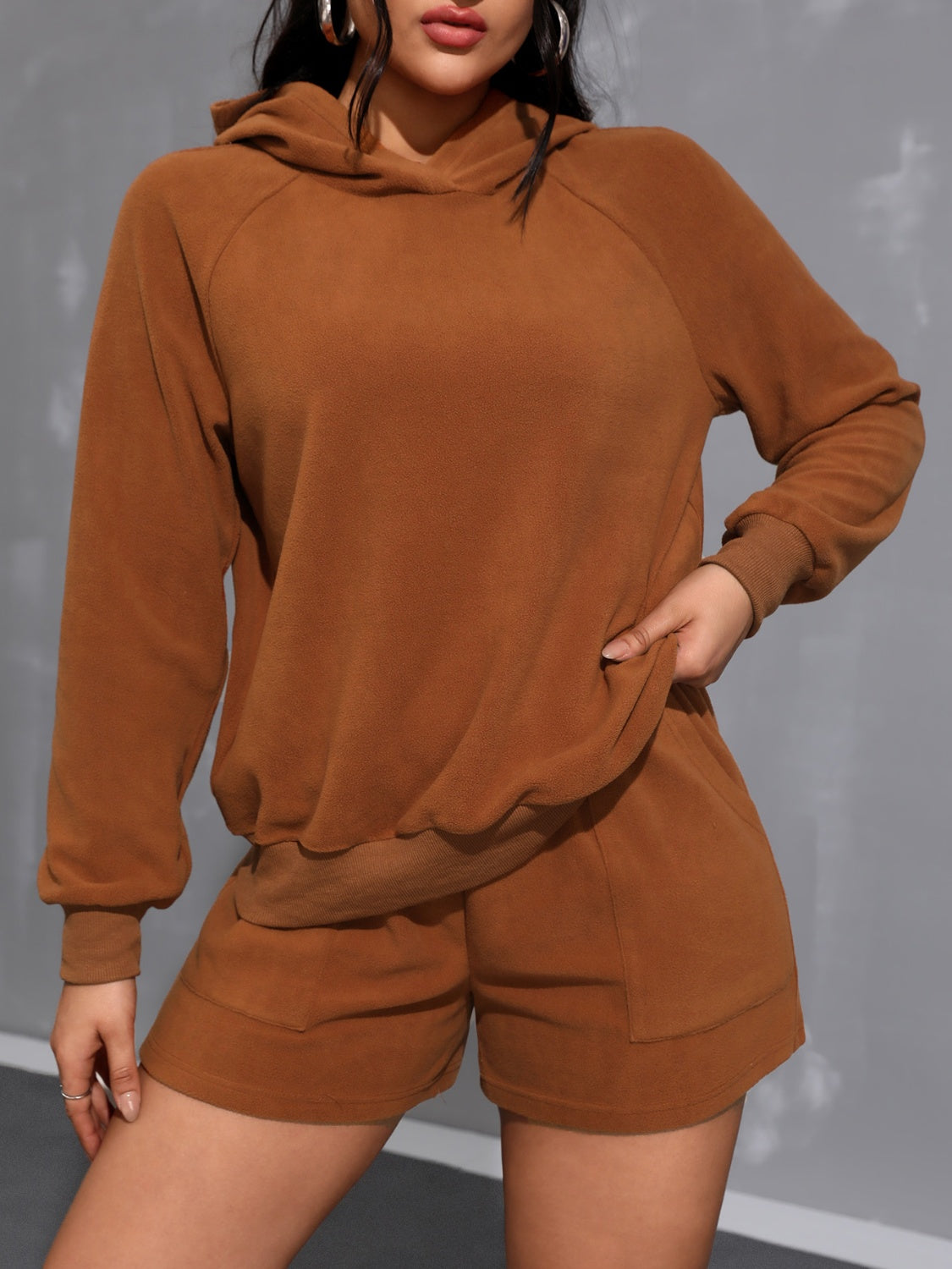 Ensemble sweat à capuche à manches longues et short à poches