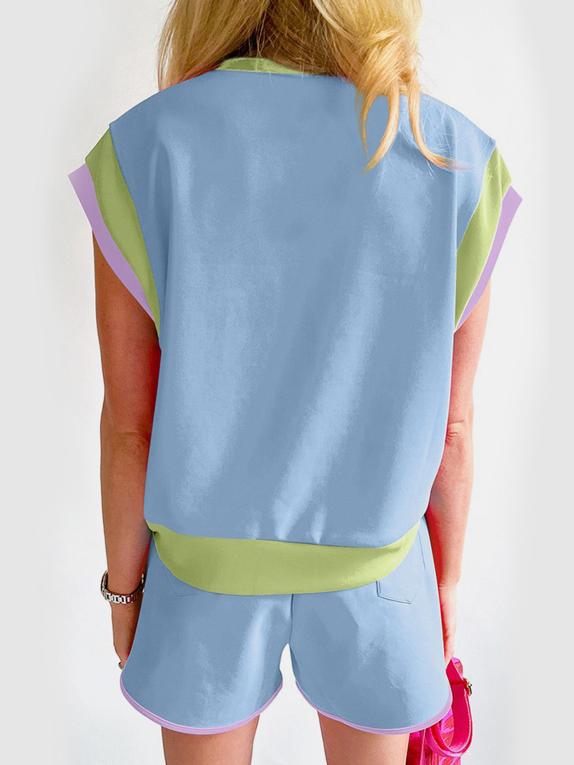 Ensemble haut et short à col rond contrasté