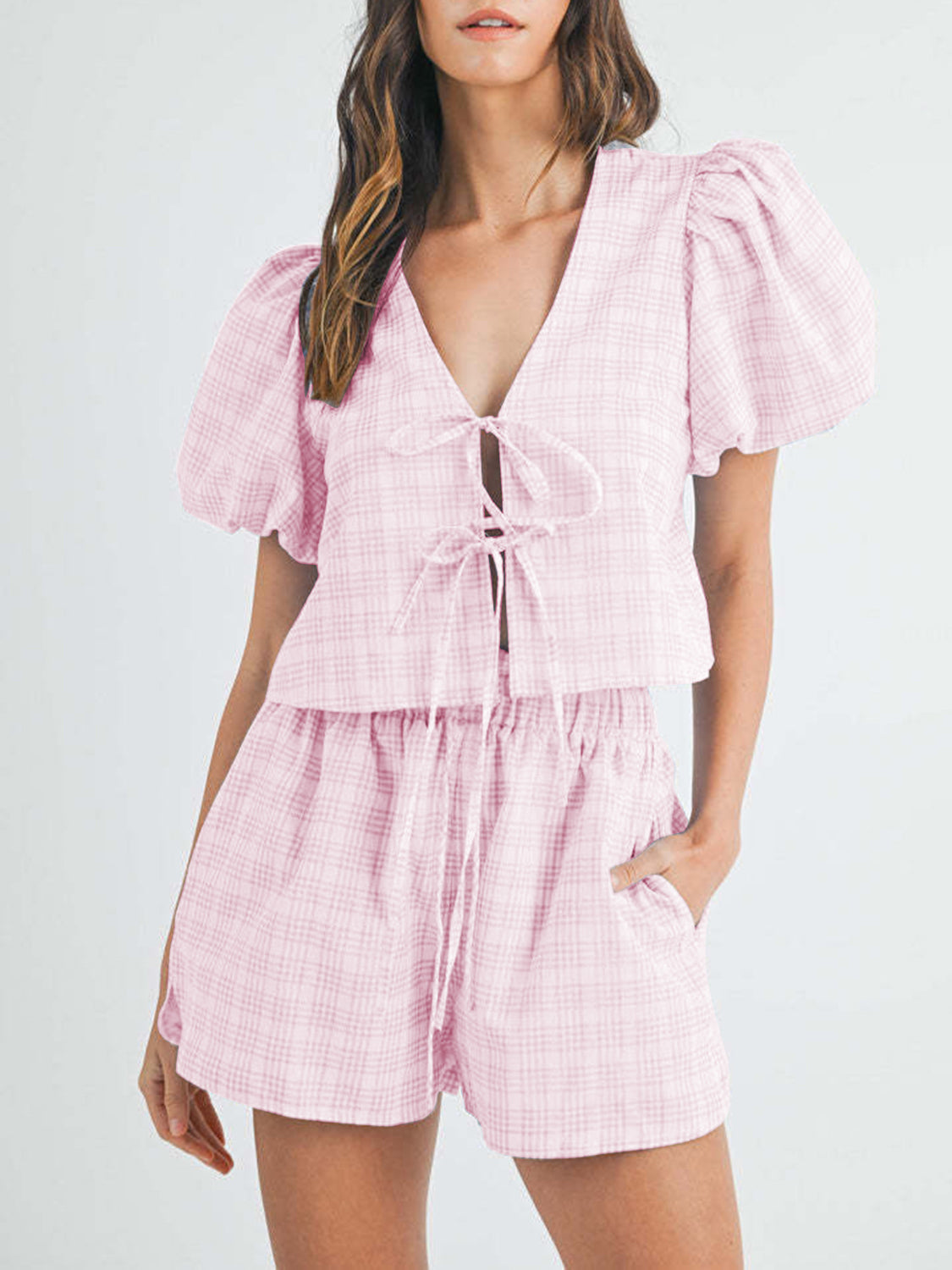 Ensemble haut à manches bouffantes et short à col en V
