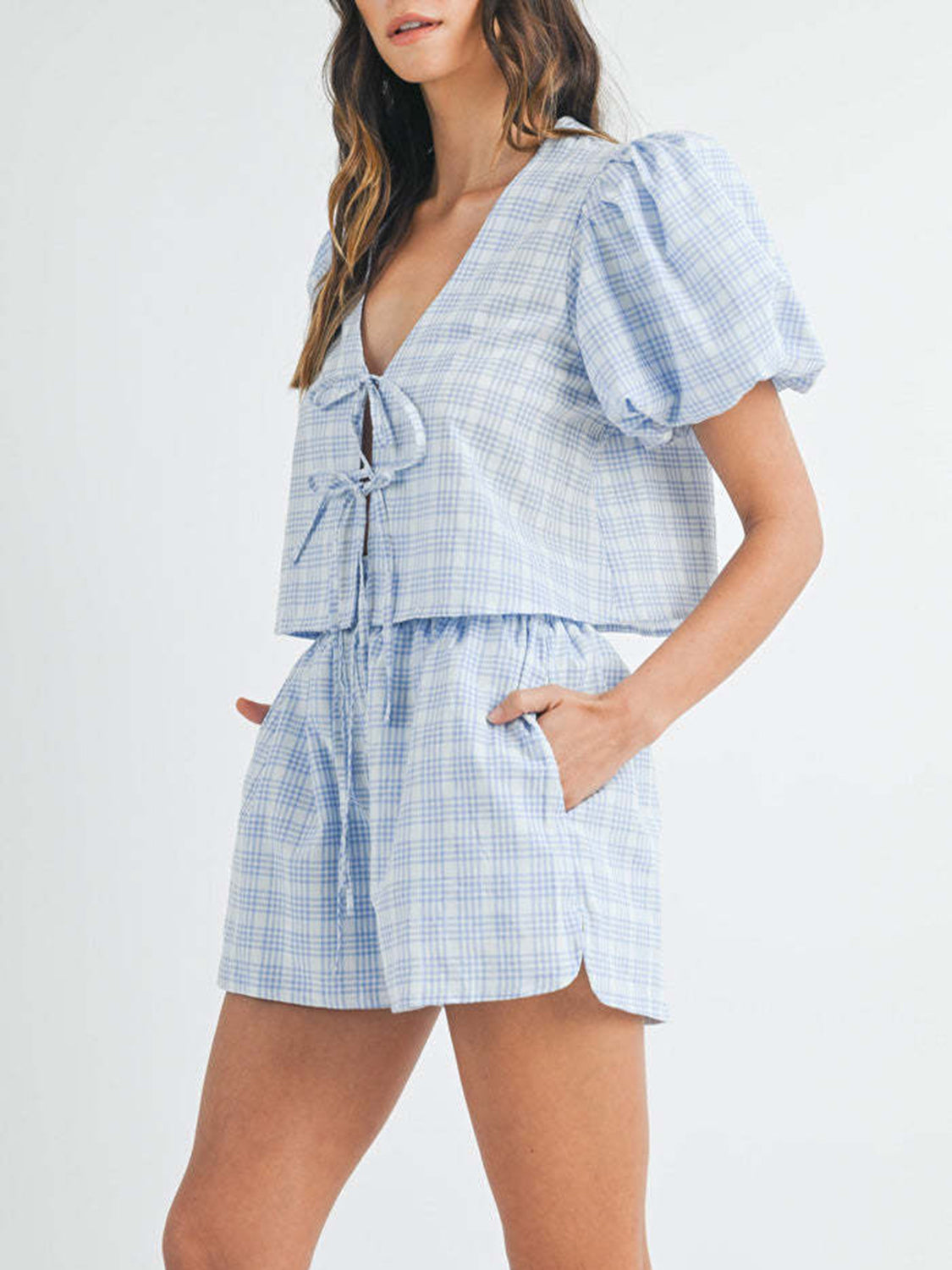 Ensemble haut à manches bouffantes et short à col en V