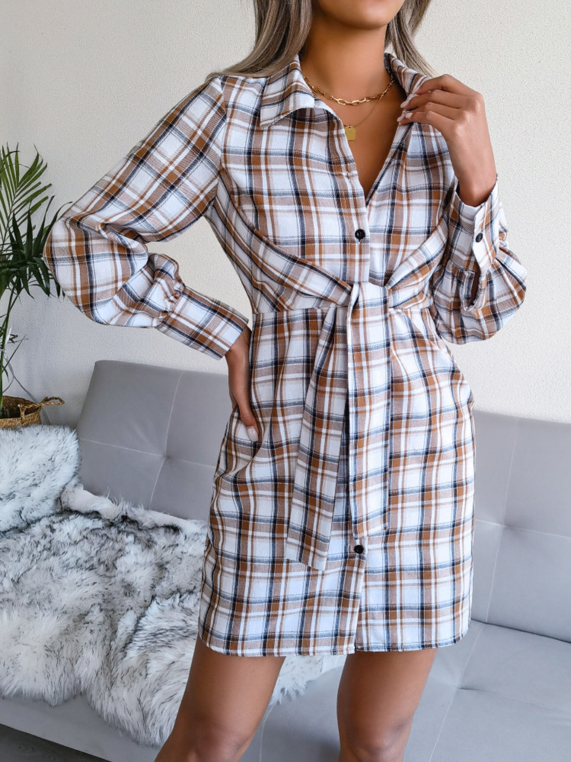 Robe chemise courte à carreaux et manches longues