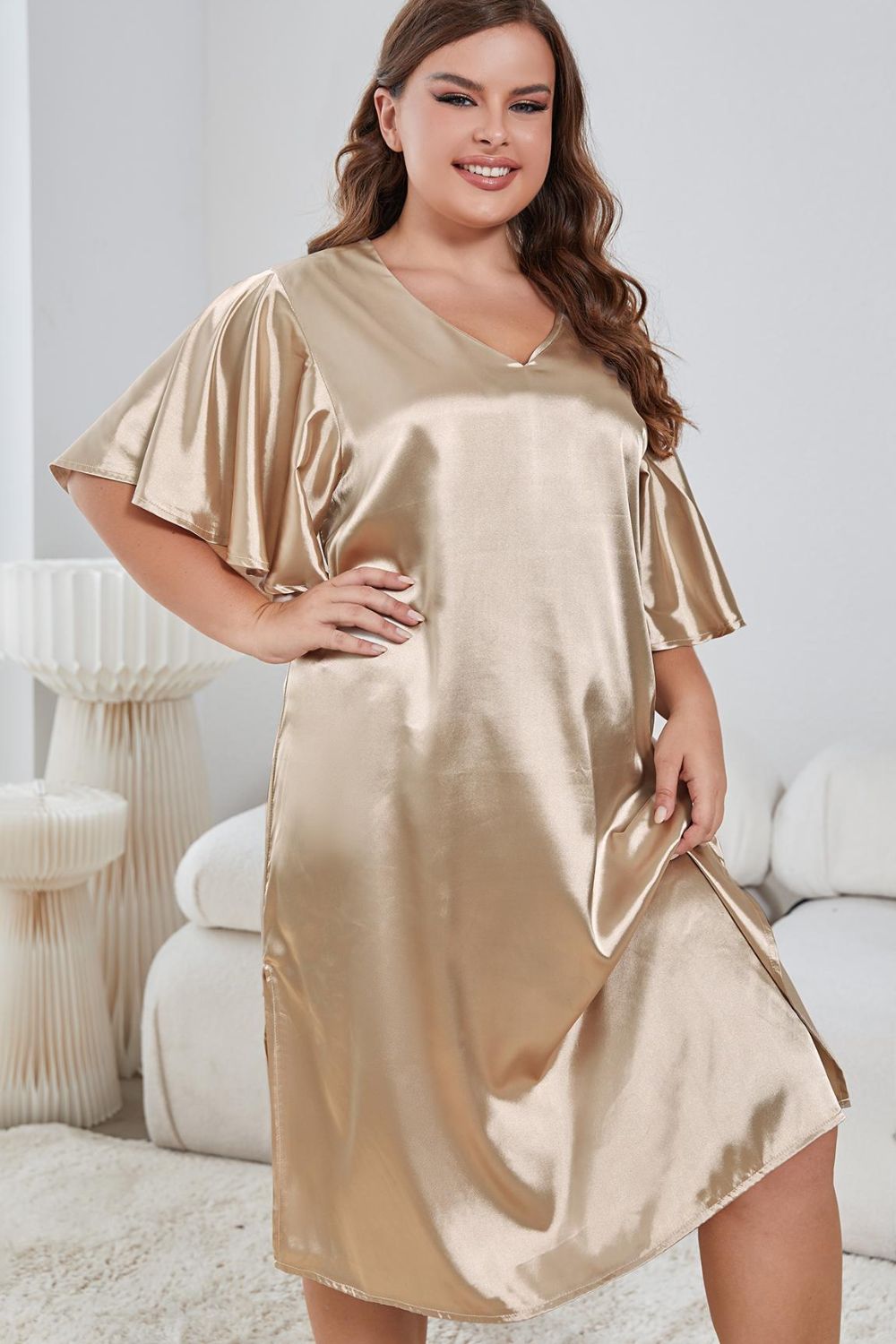 Chemise de nuit grande taille à manches flottantes, col en V et fente latérale