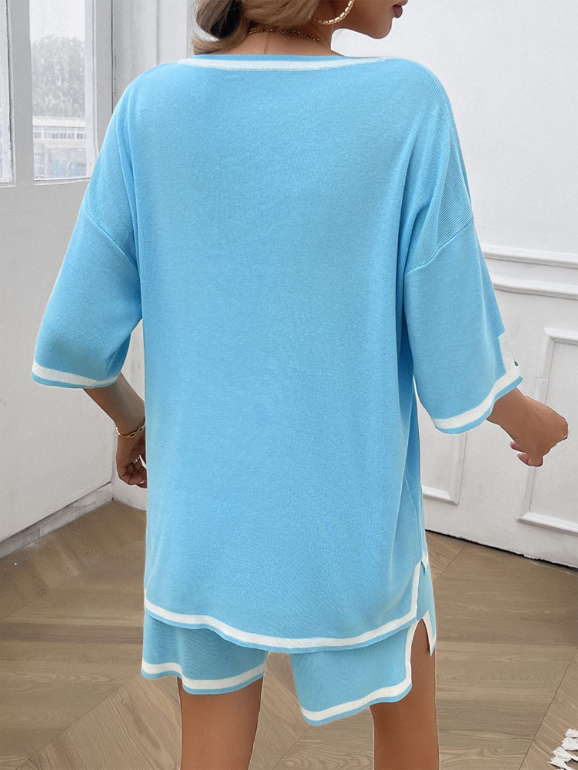 Ensemble haut et short à col en V et bordure contrastée