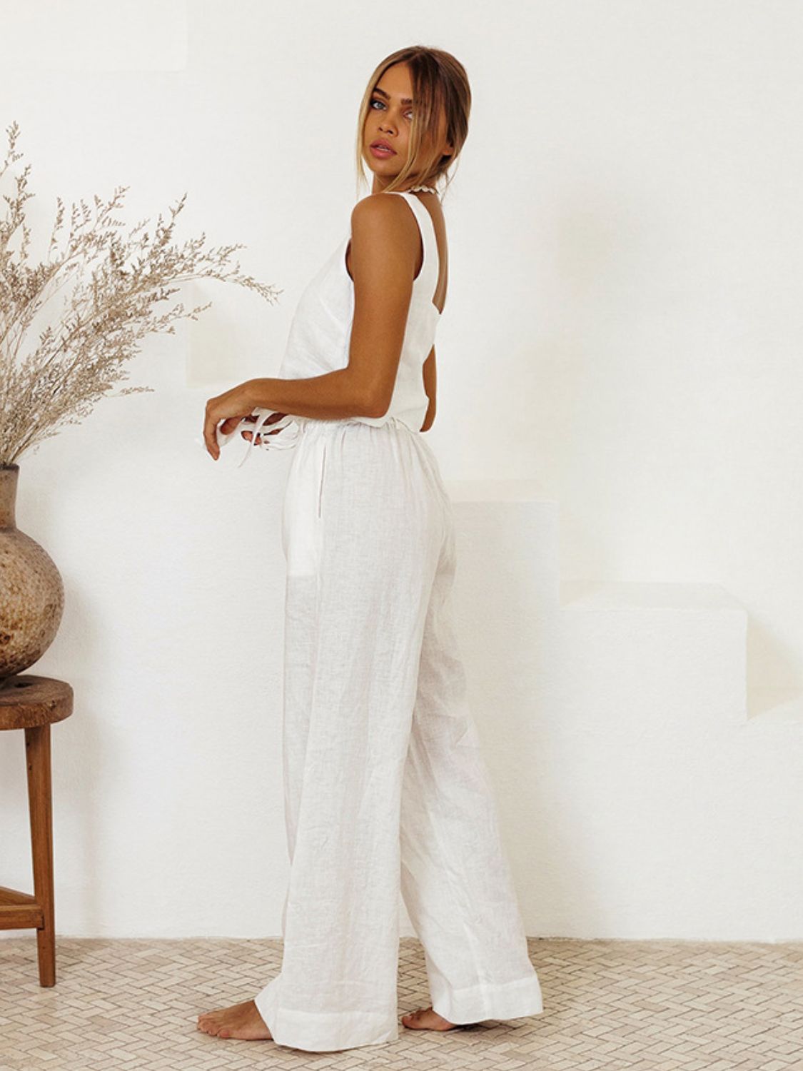 Ensemble haut sans manches et pantalon à col carré